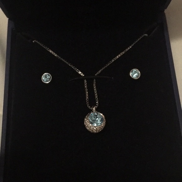 Gorgeous Swarovski set (necklace and earrings) - Picture 2 of 3